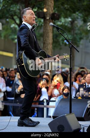 New York, États-Unis. 11 septembre 2021. Le musicien Bruce Springsteen se produit lors de la 20e cérémonie de commémoration annuelle de 9/11 au National 9/11 Memorial and Museum de New York, NY, le 11 septembre 2021. Photo de piscine par Chip Somodevilla/UPI crédit: UPI/Alay Live News Banque D'Images