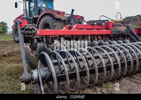 Machines agricoles.Une herse à disques pour la transformation des terres arables.agriculture, Banque D'Images