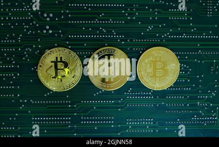 Ancienne et nouvelle version de crypto-monnaie en bitcoin doré sur fond de carte électronique d'ordinateur Banque D'Images