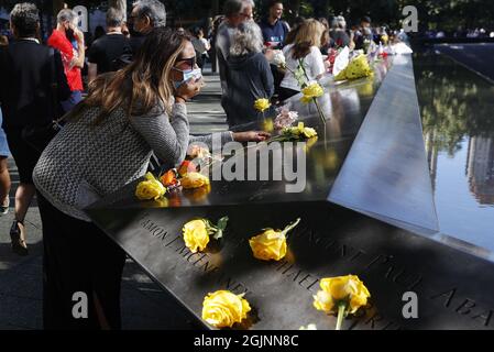 New York, États-Unis. 11 septembre 2021. Les gens pleurent au Mémorial et au Musée du 9/11 septembre à l'occasion du 20e anniversaire des attentats du 11 septembre à New York, New York, le 11 septembre 2021. Photo de piscine par Mike Segar/UPI crédit: UPI/Alay Live News Banque D'Images