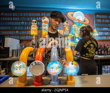 Barman tirant une pinte de bière dans le verre au Corner PIN pub à Tottenham, Royaume-Uni Banque D'Images