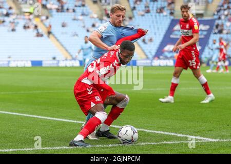 COVENTRY, Royaume-Uni 11 SEPT Isaiah Jones de Middlesbrough est défié par Jamie Allen, de Coventry City, lors de la première moitié du match du championnat Sky Bet entre Coventry City et Middlesbrough à la Ricoh Arena, à Coventry, le samedi 11 septembre 2021. (Credit: John Cripps | MI News) Credit: MI News & Sport /Alay Live News Banque D'Images