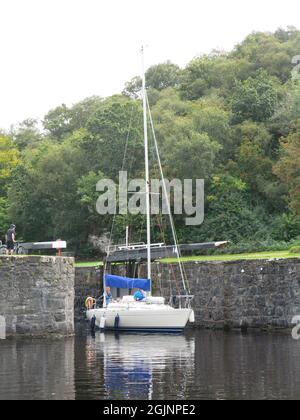 Voile en Écosse : des voiles de l'écluse dans le bassin de Crinan avant de partir vers le son du Jura et les îles des Hébrides intérieures Banque D'Images