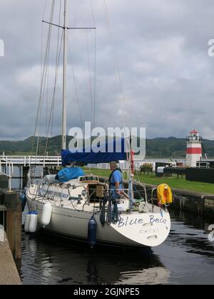 Yacht marin sur le point de naviguer à travers les portes d'écluse de la mer à l'extrémité ouest du canal dans le détroit du Jura et sur les Hébrides intérieures. Banque D'Images