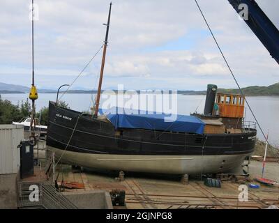 Vue sur Auld Reekie, VIC 27, sur la cale à Crinan Boatyard où elle est restaurée à son ancienne gloire comme un souffleur de vapeur Clyde de 66 pieds de long. Banque D'Images