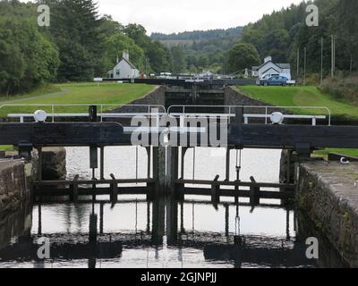 Vue sur le vol des écluses à Dunardry sur le canal de Crinan, qui offre une voie navigable navigable à travers la péninsule de Kintyre jusqu'à la côte ouest. Banque D'Images