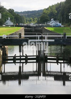 Vue sur le vol des écluses à Dunardry sur le canal de Crinan, qui offre une voie navigable navigable à travers la péninsule de Kintyre jusqu'à la côte ouest. Banque D'Images