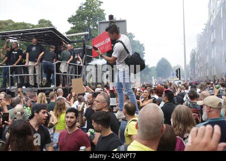 Amsterdam, pays-Bas. 11 septembre 2021. Des milliers de personnes participent à la manifestation de mars « Unmute US » contre les restrictions du coronavirus le 11 septembre 2021 à Amsterdam, aux pays-Bas. Les organisateurs de festivals et d'événements protestent simultanément dans diverses villes du pays, et exigent que les événements puissent se dérouler à nouveau à pleine capacité, alors que les États continuent de lutter contre la propagation de la souche du coronavirus delta. (Photo de Paulo Amorim/Sipa USA) Credit: SIPA USA/Alay Live News Banque D'Images