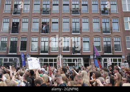 Amsterdam, pays-Bas. 11 septembre 2021. Des milliers de personnes participent à la manifestation de mars « Unmute US » contre les restrictions du coronavirus le 11 septembre 2021 à Amsterdam, aux pays-Bas. Les organisateurs de festivals et d'événements protestent simultanément dans diverses villes du pays, et exigent que les événements puissent se dérouler à nouveau à pleine capacité, alors que les États continuent de lutter contre la propagation de la souche du coronavirus delta. (Photo de Paulo Amorim/Sipa USA) Credit: SIPA USA/Alay Live News Banque D'Images