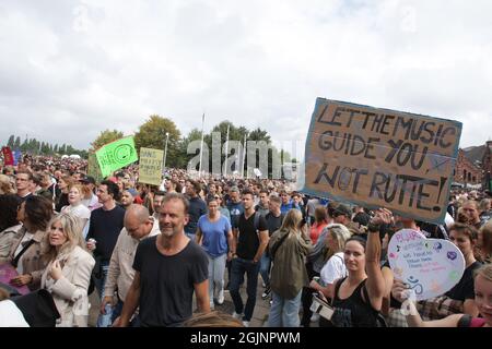 Amsterdam, pays-Bas. 11 septembre 2021. Des milliers de personnes participent à la manifestation de mars « Unmute US » contre les restrictions du coronavirus le 11 septembre 2021 à Amsterdam, aux pays-Bas. Les organisateurs de festivals et d'événements protestent simultanément dans diverses villes du pays, et exigent que les événements puissent se dérouler à nouveau à pleine capacité, alors que les États continuent de lutter contre la propagation de la souche du coronavirus delta. (Photo de Paulo Amorim/Sipa USA) Credit: SIPA USA/Alay Live News Banque D'Images