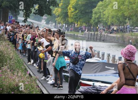 Amsterdam, pays-Bas. 11 septembre 2021. Des milliers de personnes participent à la manifestation de mars « Unmute US » contre les restrictions du coronavirus le 11 septembre 2021 à Amsterdam, aux pays-Bas. Les organisateurs de festivals et d'événements protestent simultanément dans diverses villes du pays, et exigent que les événements puissent se dérouler à nouveau à pleine capacité, alors que les États continuent de lutter contre la propagation de la souche du coronavirus delta. (Photo de Paulo Amorim/Sipa USA) Credit: SIPA USA/Alay Live News Banque D'Images