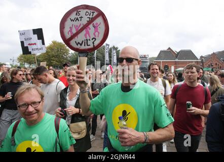 Amsterdam, pays-Bas. 11 septembre 2021. Des milliers de personnes participent à la manifestation de mars « Unmute US » contre les restrictions du coronavirus à West Park le 11 septembre 2021 à Amsterdam, pays-Bas. Les organisateurs de festival et d'événement protestent simultanément dans différentes villes du pays, exigent que les événements puissent se dérouler à nouveau à pleine capacité, Êas les États continuent de lutter contre la propagation de la souche du coronavirus delta. (Photo de Paulo Amorim/Sipa USA) Credit: SIPA USA/Alay Live News Banque D'Images