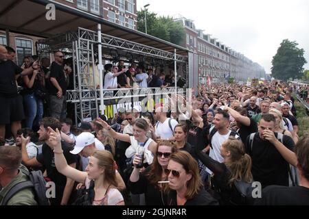 Amsterdam, pays-Bas. 11 septembre 2021. Des milliers de personnes participent à la manifestation de mars « Unmute US » contre les restrictions du coronavirus le 11 septembre 2021 à Amsterdam, aux pays-Bas. Les organisateurs de festivals et d'événements protestent simultanément dans diverses villes du pays, et exigent que les événements puissent se dérouler à nouveau à pleine capacité, alors que les États continuent de lutter contre la propagation de la souche du coronavirus delta. (Photo de Paulo Amorim/Sipa USA) Credit: SIPA USA/Alay Live News Banque D'Images