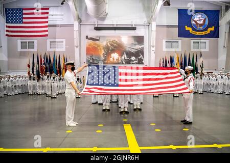 Great Lakes, États-Unis d'Amérique. 10 septembre 2021. Les marins de la Marine américaine se préparent à replier un drapeau américain en souvenir du 20e anniversaire des attaques terroristes de 9/11 au Commandement de l'entraînement de recrues le 10 septembre 2021 à Great Lakes, Illinois. L'événement commémore les près de 3,000 personnes tuées par des terroristes le 11 septembre 2001. Crédit : MCS Brandie Nix/États-Unis Navy/Alamy Live News Banque D'Images