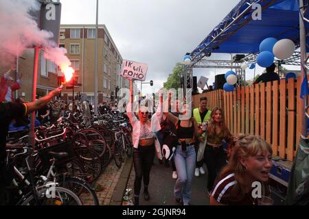 Amsterdam, pays-Bas. 11 septembre 2021. Des milliers de personnes participent à la manifestation de mars « Unmute US » contre les restrictions du coronavirus le 11 septembre 2021 à Amsterdam, aux pays-Bas. Les organisateurs de festivals et d'événements protestent simultanément dans diverses villes du pays, et exigent que les événements puissent se dérouler à nouveau à pleine capacité, alors que les États continuent de lutter contre la propagation de la souche du coronavirus delta. (Photo de Paulo Amorim/Sipa USA) Credit: SIPA USA/Alay Live News Banque D'Images