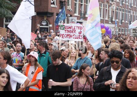 Amsterdam, pays-Bas. 11 septembre 2021. Des milliers de personnes participent à la manifestation de mars « Unmute US » contre les restrictions du coronavirus le 11 septembre 2021 à Amsterdam, aux pays-Bas. Les organisateurs de festivals et d'événements protestent simultanément dans diverses villes du pays, et exigent que les événements puissent se dérouler à nouveau à pleine capacité, alors que les États continuent de lutter contre la propagation de la souche du coronavirus delta. (Photo de Paulo Amorim/Sipa USA) Credit: SIPA USA/Alay Live News Banque D'Images