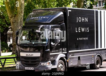 Londres, Angleterre - août 2021 : camion de livraison pour le partenariat John Lewis conduite dans les rues de Londres Banque D'Images