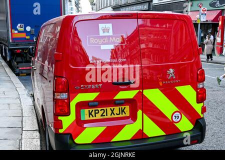 Londres, Angleterre - août 2021 : la camionnette Royal Mail est garée dans une rue du centre de Londres pour la livraison de colis et de courrier Banque D'Images