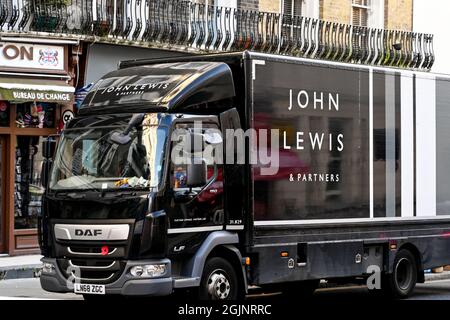 Londres, Angleterre - août 2021 : camion de livraison pour le partenariat John Lewis conduite dans les rues de Londres Banque D'Images