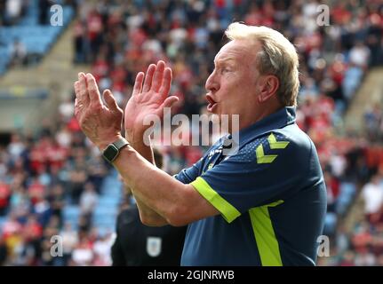 Neil Warnock, directeur de Middlesbrough, se met en mouvement sur la ligne de contact pendant le match du championnat Sky Bet à l'arène Coventry Building Society, à Coventry. Date de la photo: Samedi 11 septembre 2021. Banque D'Images