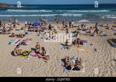 Sydney, Australie. Samedi 11 septembre 2021. Les gens se détendent sur la plage de Bondi quand les températures de printemps atteignent aujourd'hui 27 degrés. Les restrictions de Covid-19 sont prévues pour se soulager lundi pour les personnes qui, dans certaines parties de Sydney, sont entièrement vaccinées. Jusqu'à cinq personnes seront autorisées à se réunir à l'extérieur. Crédit : Paul Lovelace/Alamy Live News Banque D'Images