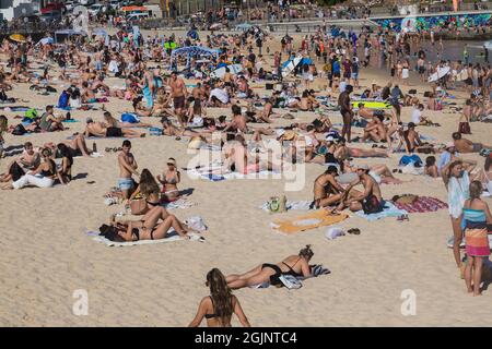 Sydney, Australie. Samedi 11 septembre 2021. Les gens se détendent sur la plage de Bondi quand les températures de printemps atteignent aujourd'hui 27 degrés. Les restrictions de Covid-19 sont prévues pour se soulager lundi pour les personnes qui, dans certaines parties de Sydney, sont entièrement vaccinées. Jusqu'à cinq personnes seront autorisées à se réunir à l'extérieur. Crédit : Paul Lovelace/Alamy Live News Banque D'Images