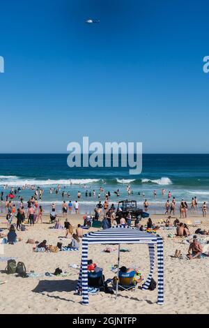 Sydney, Australie. Samedi 11 septembre 2021. Les gens se détendent sur la plage de Bondi quand les températures de printemps atteignent aujourd'hui 27 degrés. Les restrictions de Covid-19 sont prévues pour se soulager lundi pour les personnes qui, dans certaines parties de Sydney, sont entièrement vaccinées. Jusqu'à cinq personnes seront autorisées à se réunir à l'extérieur. Crédit : Paul Lovelace/Alamy Live News Banque D'Images