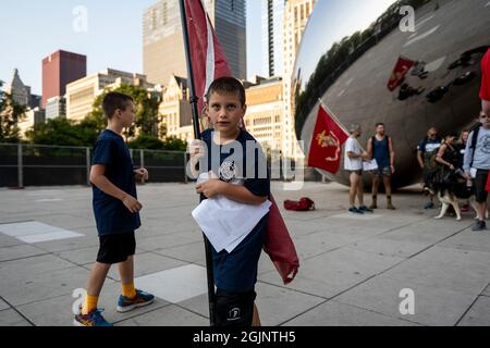 Chicago, États-Unis. 11 septembre 2021. Les anciens combattants et leurs familles se réunissent pour une promenade commémorative organisée par la Chicago Marines Foundation pour commémorer les treize membres du Service américain tués à l'aéroport de Kaboul le 26 août, le samedi 11 septembre 2021 à Chicago, il. (Photo de Christopher Dilts/Sipa USA) crédit: SIPA USA/Alay Live News Banque D'Images