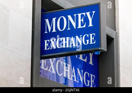 Panneau au-dessus de l'entrée d'un bureau de change Banque D'Images