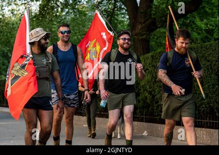 Chicago, États-Unis. 11 septembre 2021. Les anciens combattants et leurs familles marchent pendant un mémorial organisé par la Chicago Marines Foundation pour commémorer les treize membres du Service américain tués à l'aéroport de Kaboul le 26 août, le samedi 11 septembre 2021 à Chicago, il. (Photo de Christopher Dilts/Sipa USA) crédit: SIPA USA/Alay Live News Banque D'Images