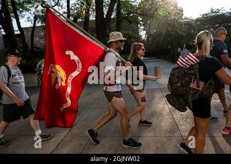 Chicago, États-Unis. 11 septembre 2021. Les anciens combattants et leurs familles marchent pendant un mémorial organisé par la Chicago Marines Foundation pour commémorer les treize membres du Service américain tués à l'aéroport de Kaboul le 26 août, le samedi 11 septembre 2021 à Chicago, il. (Photo de Christopher Dilts/Sipa USA) crédit: SIPA USA/Alay Live News Banque D'Images