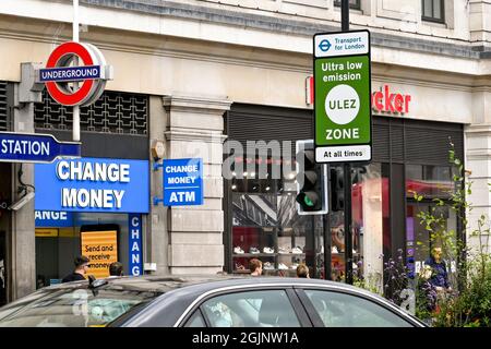 Londres, Angleterre - août 2021: Panneau dans le centre de Londres avertissement les groupes propulseurs qu'ils entrent dans une zone à très faible émission Banque D'Images