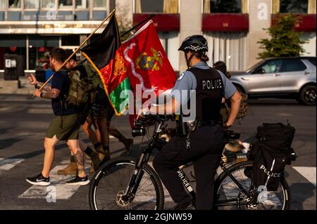 Chicago, États-Unis. 11 septembre 2021. Un agent de police de Chicago observe les anciens combattants et leurs familles marcher pendant un mémorial organisé par la Chicago Marines Foundation pour commémorer les treize membres du Service américain tués à l'aéroport de Kaboul le 26 août, le samedi 11 septembre 2021 à Chicago, il. (Photo de Christopher Dilts/Sipa USA) crédit: SIPA USA/Alay Live News Banque D'Images
