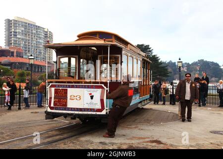 Antique Cable car Powell Hyde Line à Friedel Klussmann Memorial Turnaround à San Francisco, Californie, États-Unis. Banque D'Images