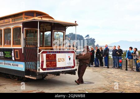 Antique Cable car Powell Hyde Line à Friedel Klussmann Memorial Turnaround à San Francisco, Californie, États-Unis. Banque D'Images