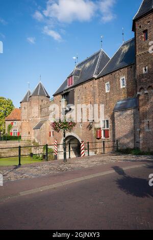 Vue latérale du Koppelpoort (Eemhaven) à Amersfoort, pays-Bas, bâtiment historique, horizontal Banque D'Images
