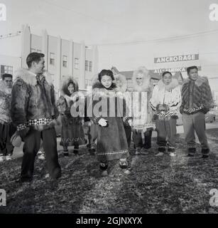 Années 1960, historique, Anchorage, Alaska, États-Unis, à l'extérieur, les autochtones se déguissent en peaux d'animaux et en fourrures et effectuent une danse de bienvenue. L'Alaska est devenu le 49e État des États-Unis en 1959, mais il a été occupé par divers peuples autochtones pendant des milliers d'années avant l'arrivée des Européens. Comme l'État a une frontière maritime avec la Russie, ce sont ceux qui ont été les premiers à s'établir, établissant ce qui est devenu connu sous le nom d'Amérique russe. Les peuples autochtones représentent plus de 15 % de la population et les autochtones de l'Alaska jouent un rôle important dans l'administration locale. Banque D'Images