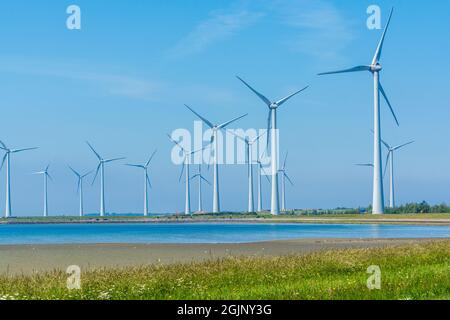 Parc énergétique des moulins à vent à Zeeland, pays-Bas, paysage industriel en été Banque D'Images