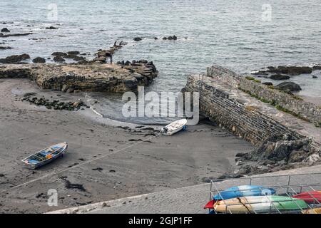 Portwrinkle sur la péninsule de Rame dans les Cornouailles vers la fin de l'été avec des bateaux amarrés sur la plage Banque D'Images