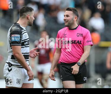 Jake Connor (1) du FC Hull parle à l'arbitre Liam Moore Banque D'Images