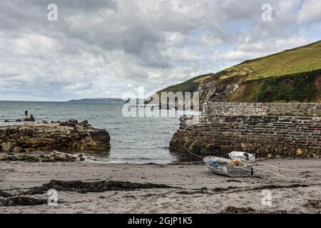 Portwrinkle sur la péninsule de Rame dans les Cornouailles vers la fin de l'été avec des bateaux amarrés sur la plage Banque D'Images