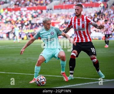 Brentford Community Stadium, Londres, Royaume-Uni. 11 septembre 2021. Premier League football, Brentford versus Brighton Athletic ; Leandro Trossard de Brighton retient Pontus Jansson de Brentford dans la dernière minute du match Credit: Action plus Sports/Alay Live News Banque D'Images