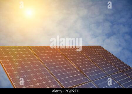 Panneau solaire photovoltaïque sur fond bleu ciel avec nuages blancs. Panneau solaire en plein soleil. Énergie alternative vert énergie propre concept. Flou Banque D'Images