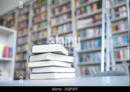 Pile d'anciens manuels sur la table Banque D'Images