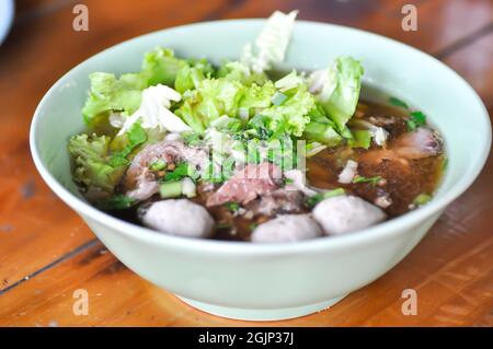 Nouilles, soupe de boeuf ou nouilles de boeuf ou nouilles chinoises et riz Banque D'Images