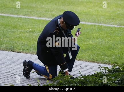 New York, États-Unis. 11 septembre 2021. Un homme en uniforme place des objets sur le terrain lors des cérémonies au Ground Zero à Lower Manhattan près de One World Trade Center, à l'occasion du 20e anniversaire des attaques terroristes sur le World Trade Center à Ground Zero à New York, le samedi 11 septembre 2021. Photo de John Angelillo/UPI crédit: UPI/Alay Live News Banque D'Images