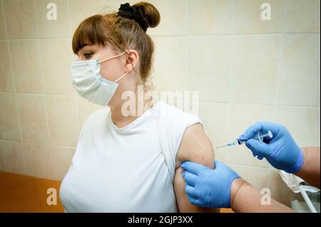 Tambov, Russie. 10 septembre 2021. Un travailleur de la santé administre une dose du vaccin Spoutnik V COVID-19 à une femme de la polyclinique municipale 3 de Tambov. Le Vice-Premier Ministre du gouvernement russe, Tatyana Golikova, a déclaré que 46,500,000 Russes ont été vaccinés avec un composant du vaccin russe contre une nouvelle infection à coronavirus et que 39,800,000 personnes ont été vaccinées avec deux composants du vaccin. Crédit : SOPA Images Limited/Alamy Live News Banque D'Images