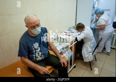 Tambov, Russie. 10 septembre 2021. Un homme âgé portant un masque attend d'être vacciné avec une dose de vaccin Spoutnik V COVID-19 à la polyclinique municipale 3 à Tambov. Le Vice-Premier Ministre du gouvernement russe, Tatyana Golikova, a déclaré que 46,500,000 Russes ont été vaccinés avec un composant du vaccin russe contre une nouvelle infection à coronavirus et que 39,800,000 personnes ont été vaccinées avec deux composants du vaccin. Crédit : SOPA Images Limited/Alamy Live News Banque D'Images