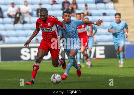 COVENTRY, Royaume-Uni 11 SEPTEMBRE l'Anfernee Dijksteel de Middlesbrough est défié par Gustavo Hamer de Coventry City pendant la deuxième moitié du match de championnat Sky Bet entre Coventry City et Middlesbrough à la Ricoh Arena, Coventry, le samedi 11 septembre 2021. (Credit: John Cripps | MI News) Credit: MI News & Sport /Alay Live News Banque D'Images