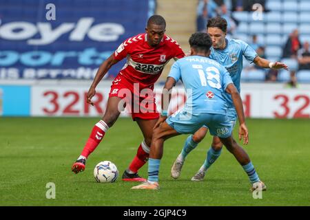 Anfernee Dijksteel, de Middlesbrough, prend la direction de Ian Maatsen, de Coventry City, lors de la deuxième partie du championnat Sky Bet entre Coventry City et Middlesbrough à la Ricoh Arena, à Coventry, le samedi 11 septembre 2021. (Credit: John Cripps | MI News) Credit: MI News & Sport /Alay Live News Banque D'Images